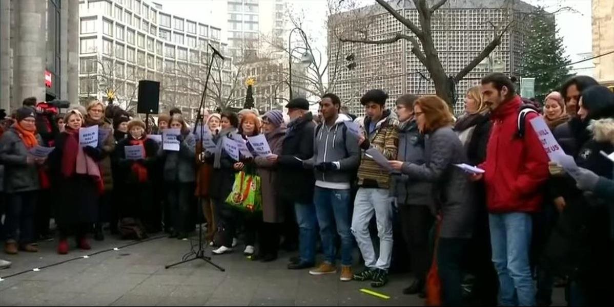 Berlínčania si spoločne s utečencami uctili spevom pamiatku obetí útoku