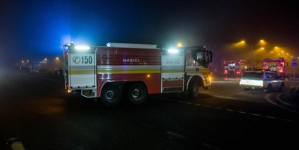 Bratislavskí hasiči zasahovali pri dopravnej nehode aj požiari bufetu