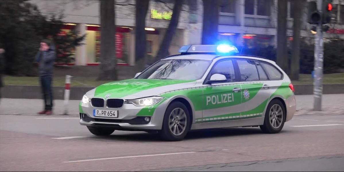 Nemecko: Opitý vodič zle odbočil a zasekol sa v koľajisku, volal na políciu