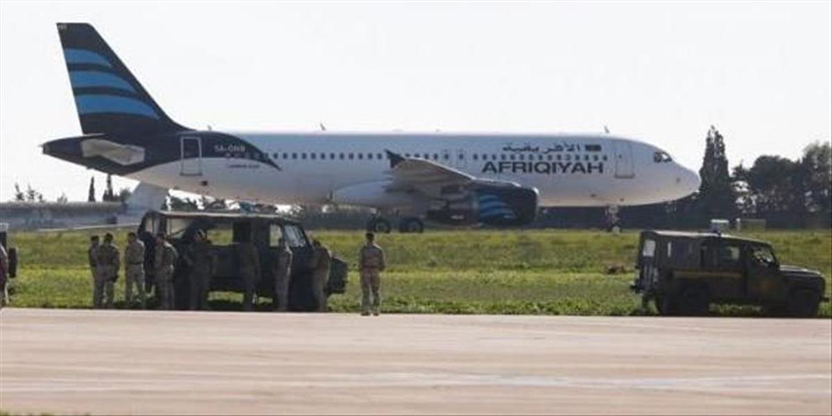 VIDEO Rukojemnícka dráma sa skončila, únoscovia lietadla sa vzdali