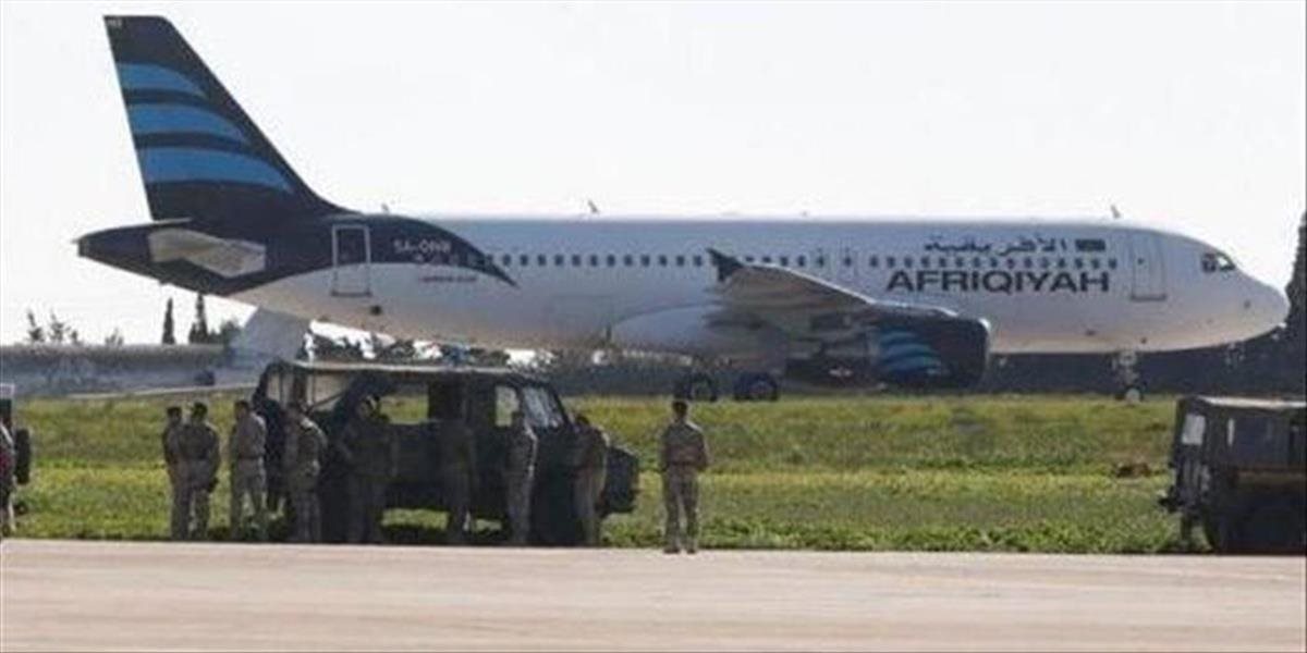 Líbyjské lietadlo uniesol zrejme jeden únosca, ktorý tvrdí, že má granát