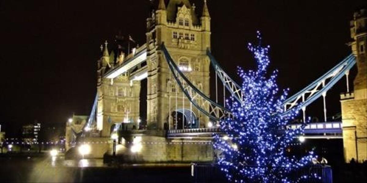 Tieto Vianoce budú pre Britov drahšie, vzrástli ceny sladkostí aj stromčekov
