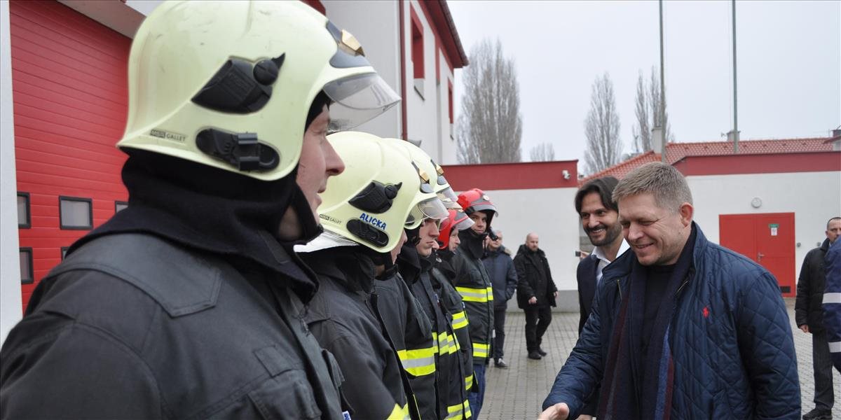 Fico spoločne s ministrom Kaliňákom navštívil piešťanských hasičov