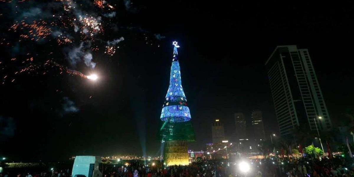 VIDEO Na Srí Lanke postavili najväčší umelý vianočný strom na svete