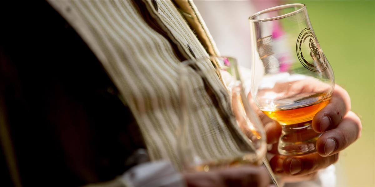 Producentom whisky prinieslo oslabenie libry nečakané zisky
