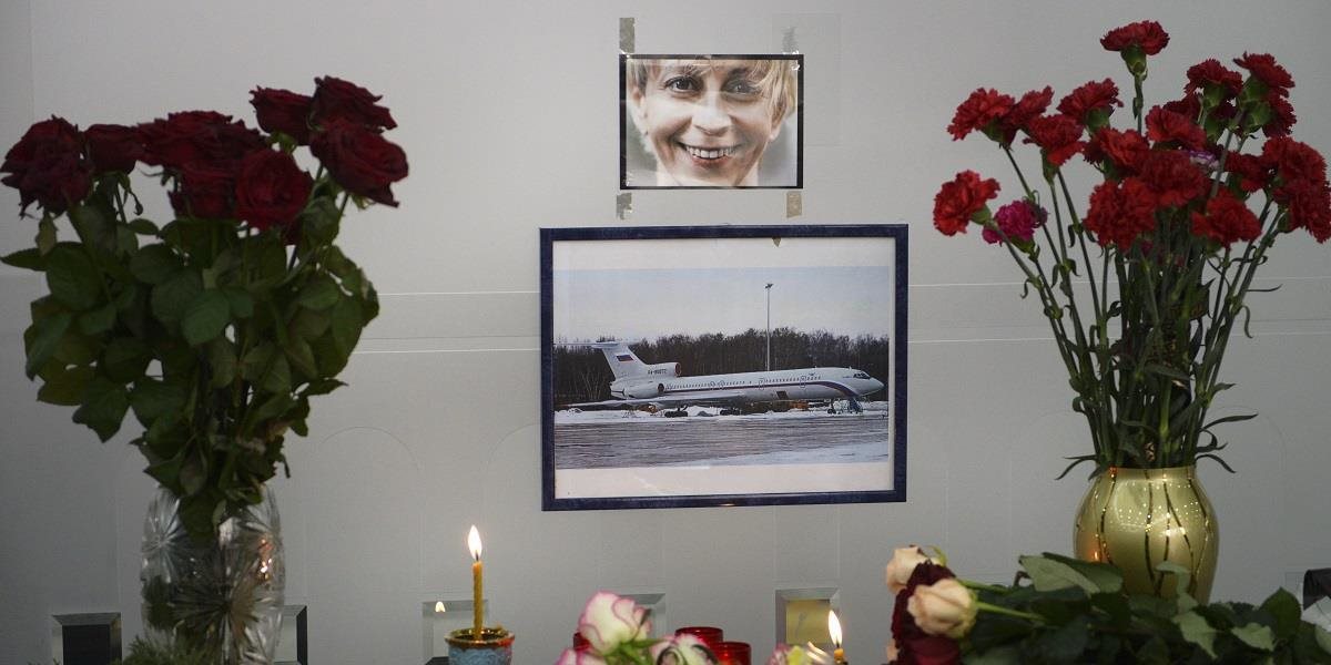 Ľudia v Moskve dnes prinášali kvety k sídlu ruského armádneho súboru Alexandrovovci