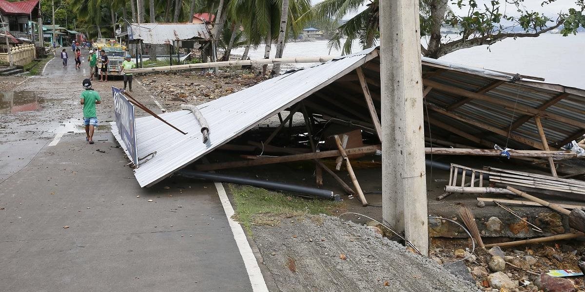 VIDEO Vianočný tajfún usmrtil najmenej štyroch ľudí a zničil mnoho domov
