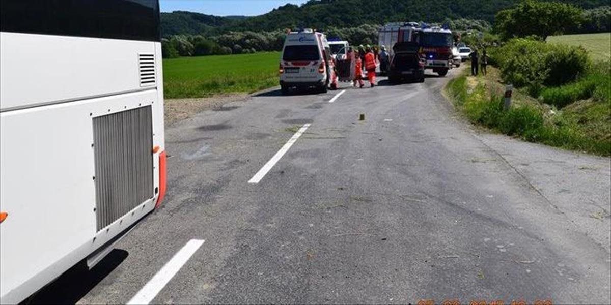 Medzi Humenným a Brestovom došlo k nehode autobusu s osobným automobilom