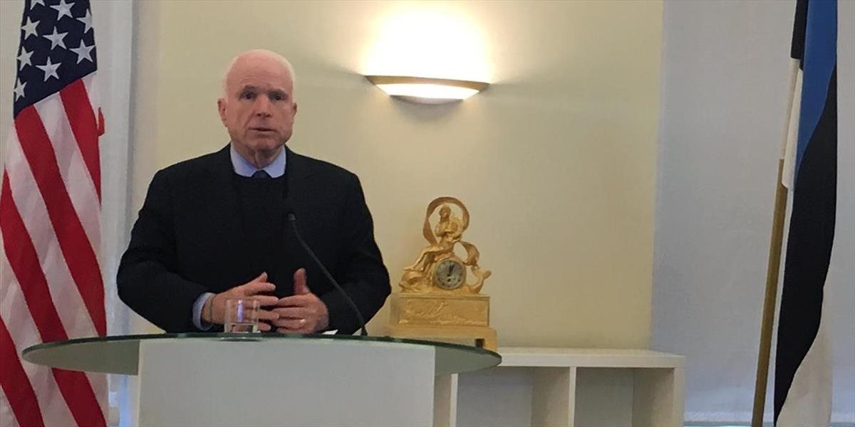 McCain: Americkí vojaci by mali byť v Estónsku natrvalo, nielen na striedanie