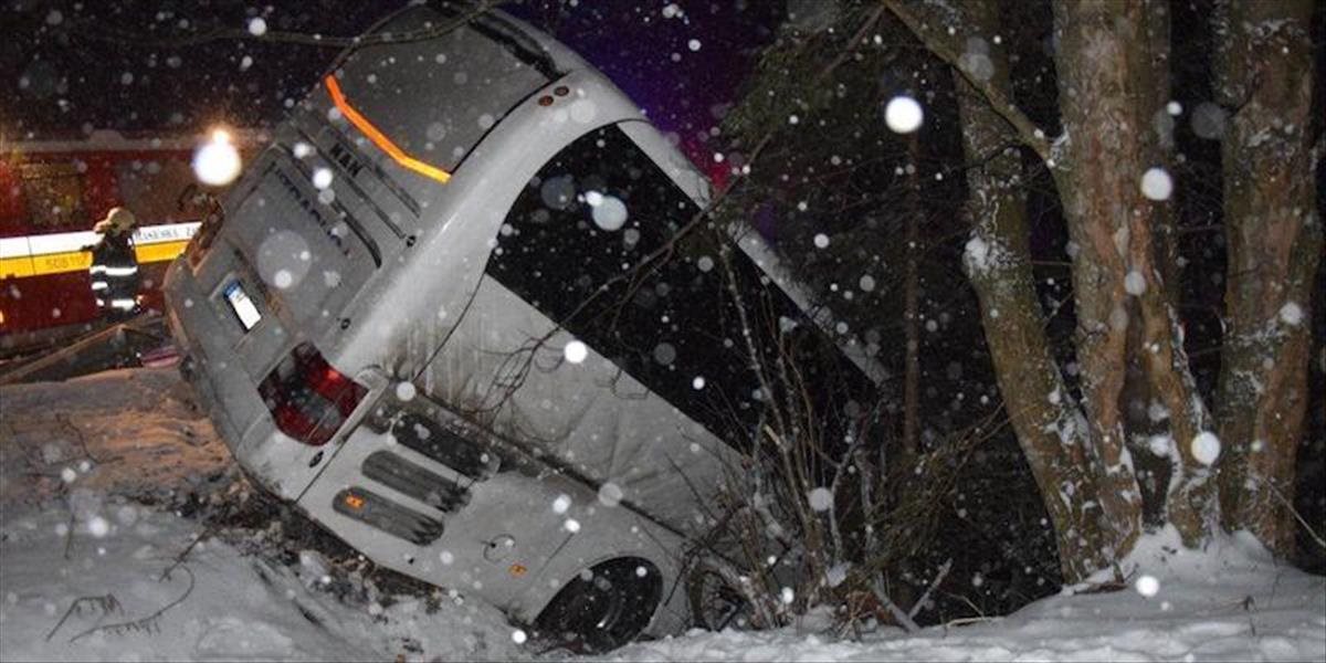 FOTO Vážna nehoda na Čertovici: Zranil sa šofér, autobus z rokliny vytiahli