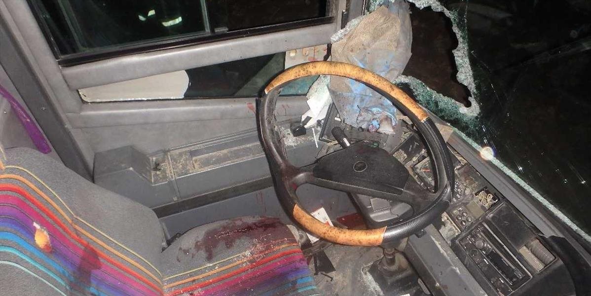 Desivé FOTO z nehody pri Veľkom Mederi: Z nákladného auta vypadla za jazdy tyč, prepichla vodiča autobusu