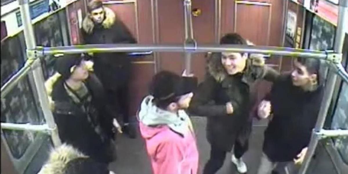 Utečenci, ktorí chceli v berlínskom metre upáliť bezdomovca, sa prihlásili na polícii