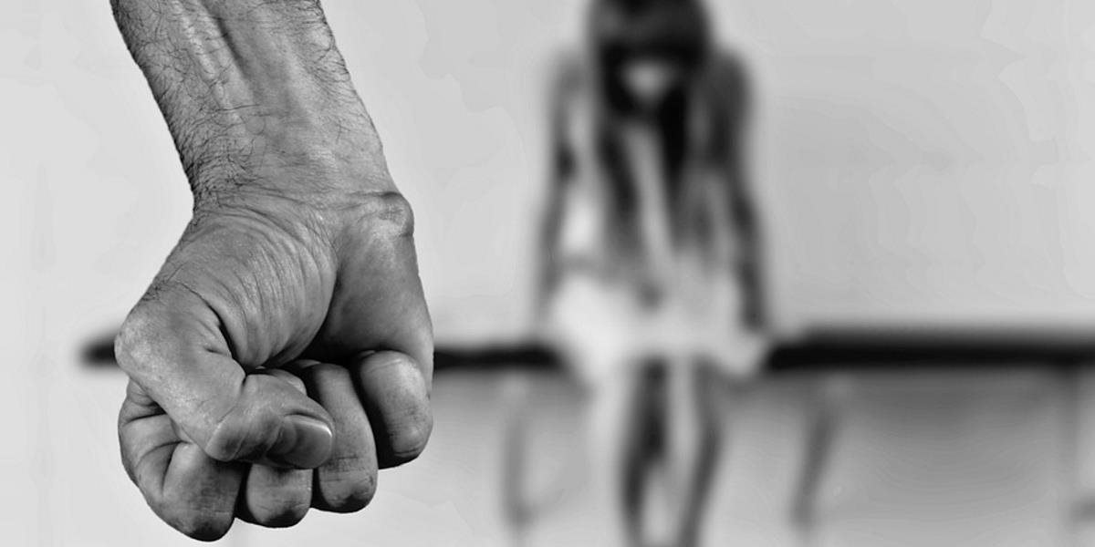 Manželia zamkýnali deti do izby bez vykurovania a s trochou jedla