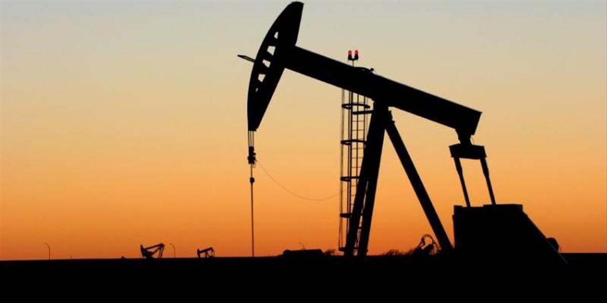 Ceny ropy mierne klesli, americká WTI sa obchoduje pod 54 USD za barel