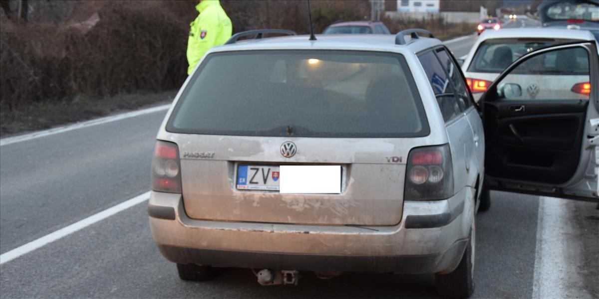 FOTO Vodič unikal policajtom medzi Viničným a Pezinkom v ukradnutom aute: Zastavili ho až výstrely