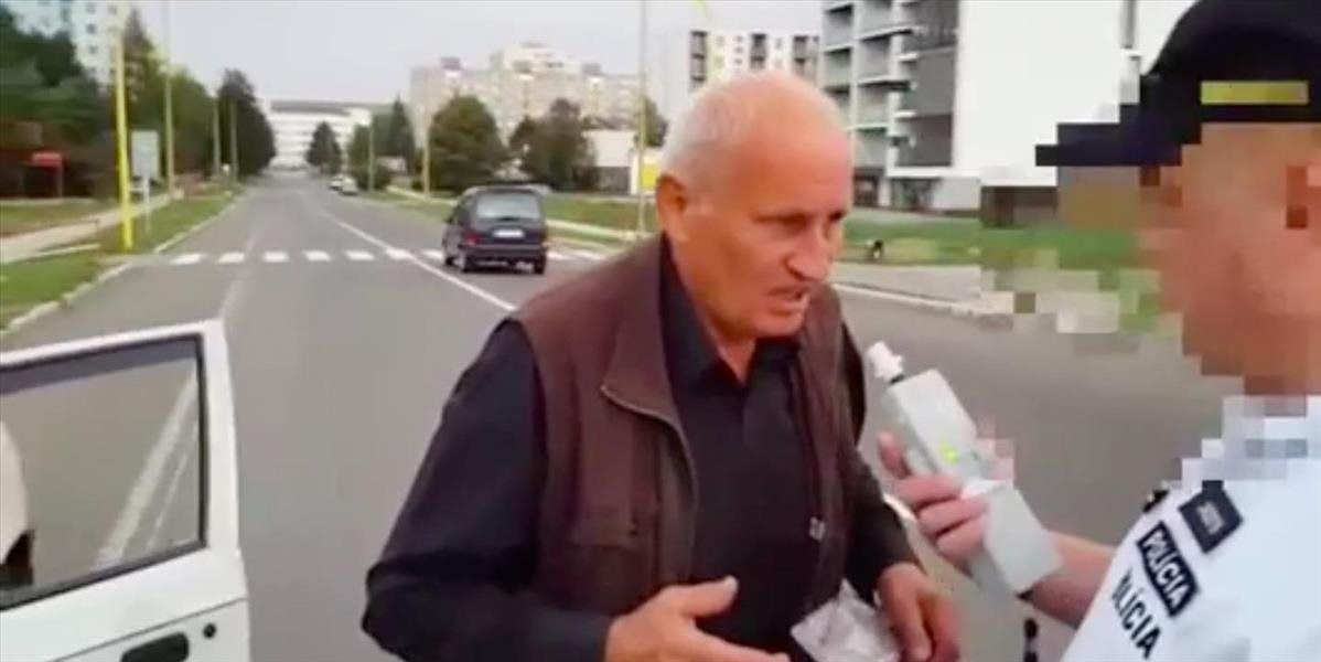 Toto VIDEO je hitom internetu: Policajti dali mužovi fúkať, zasypal ich vulgarizmami