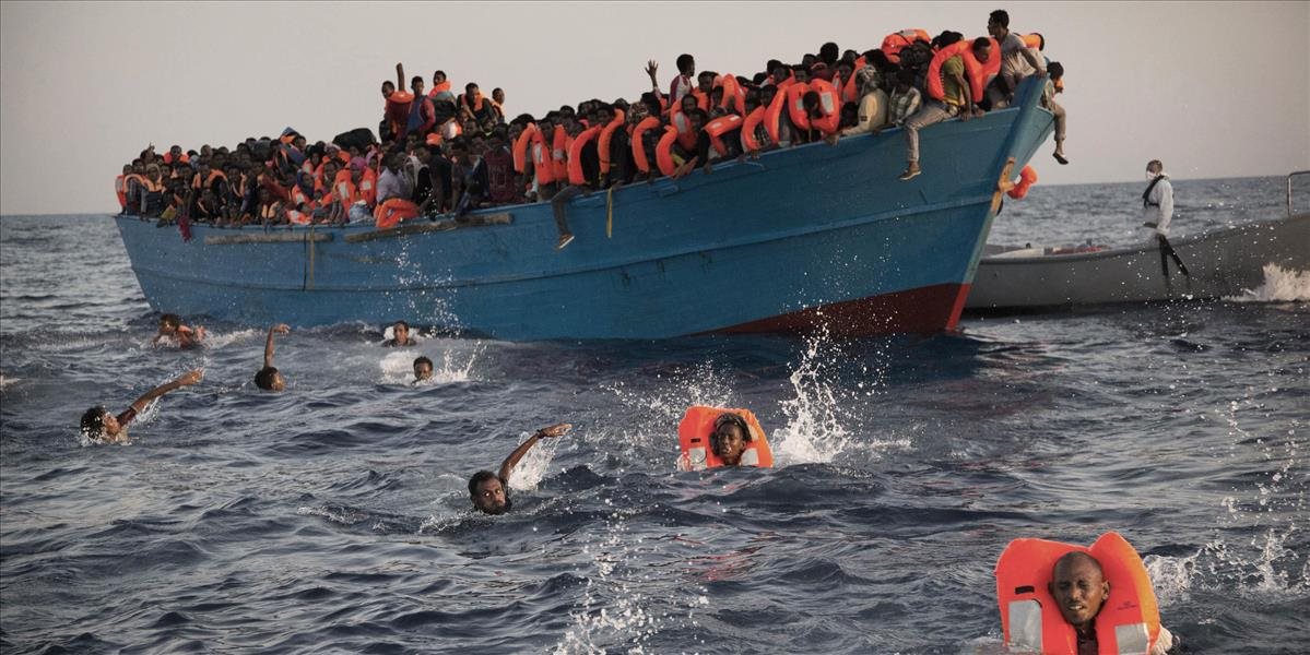 Taliani na mori vyzdvihli vyše 900 migrantov