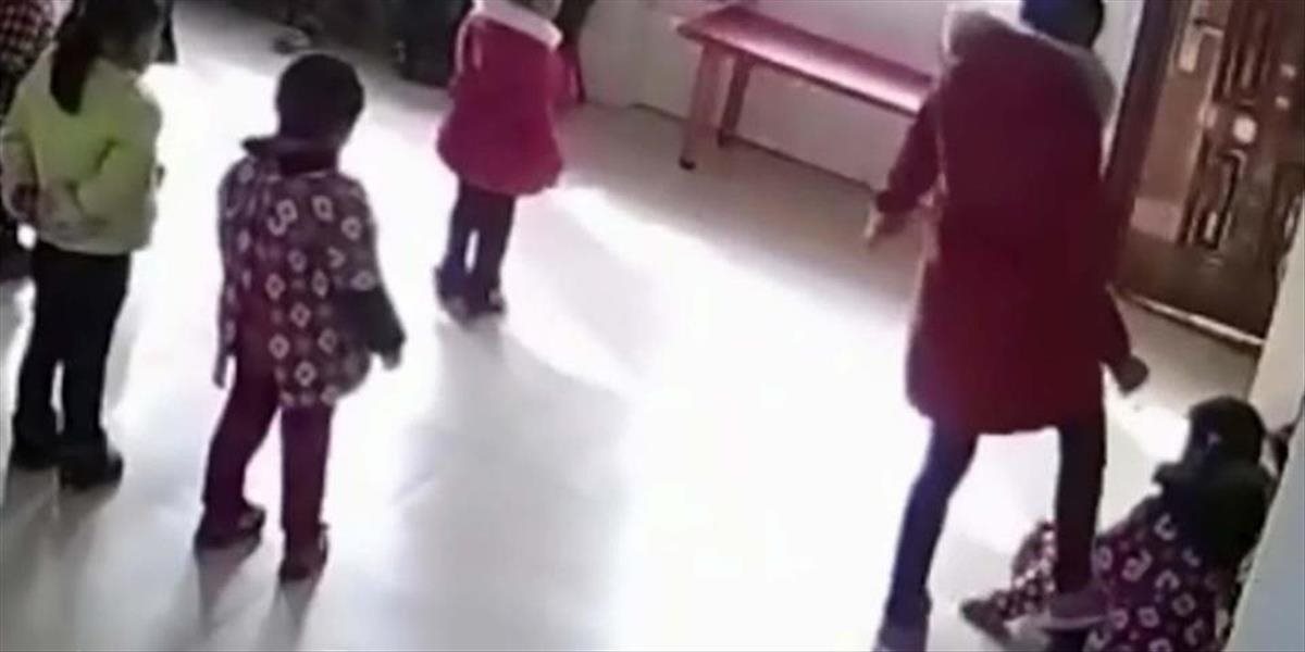 VIDEO Čínska učiteľka brutálne dokopala malé dievčatká za to, že zabudli tanečné kroky