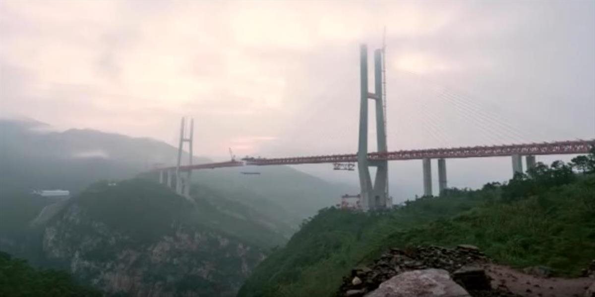 VIDEO V Číne sprístupnili najvyšší most na svete, je pol kilometra nad zemou