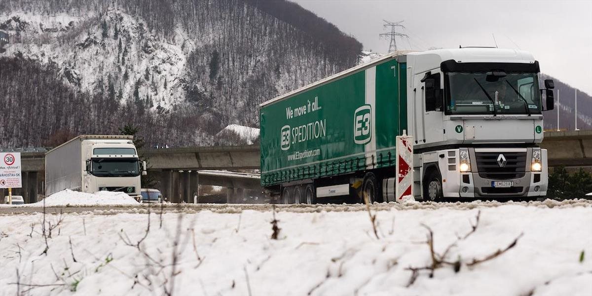 Vodiči pozor: Na cestách v Prešovskom kraji sa tvoria snehové jazyky