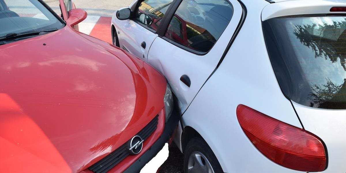 Opitý šofér nabúral pri cúvaní