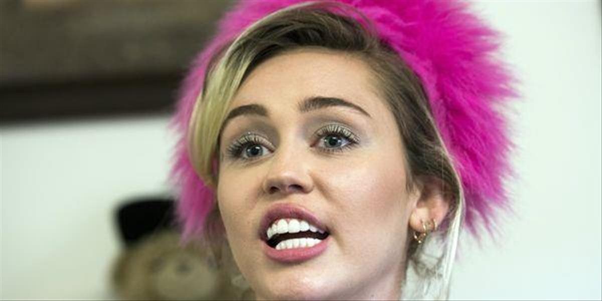 Herci Miley Cyrus a Liam Hemsworth navštívili choré deti v nemocnici