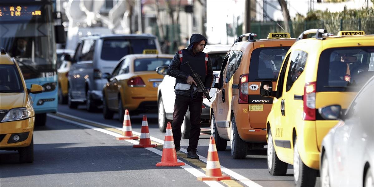 Útočník z istanbulského klubu použil dvakrát taxíky, vystrieľal na ľudí 6 zásobníkov