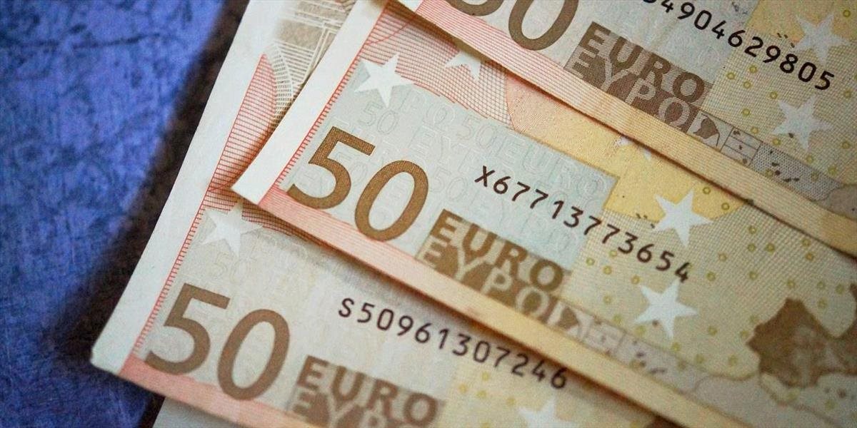 Kurz eura mierne vzrástol na 1,0478 USD/EUR