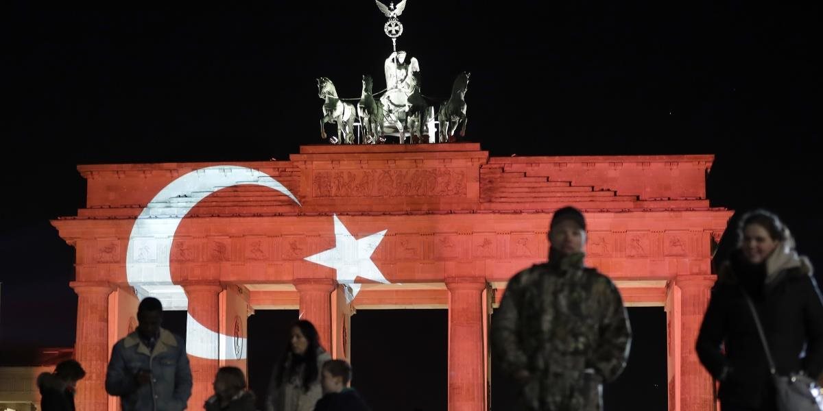 Turecká polícia podnikla raziu, stále pátra po útočníkovi z nočného klubu