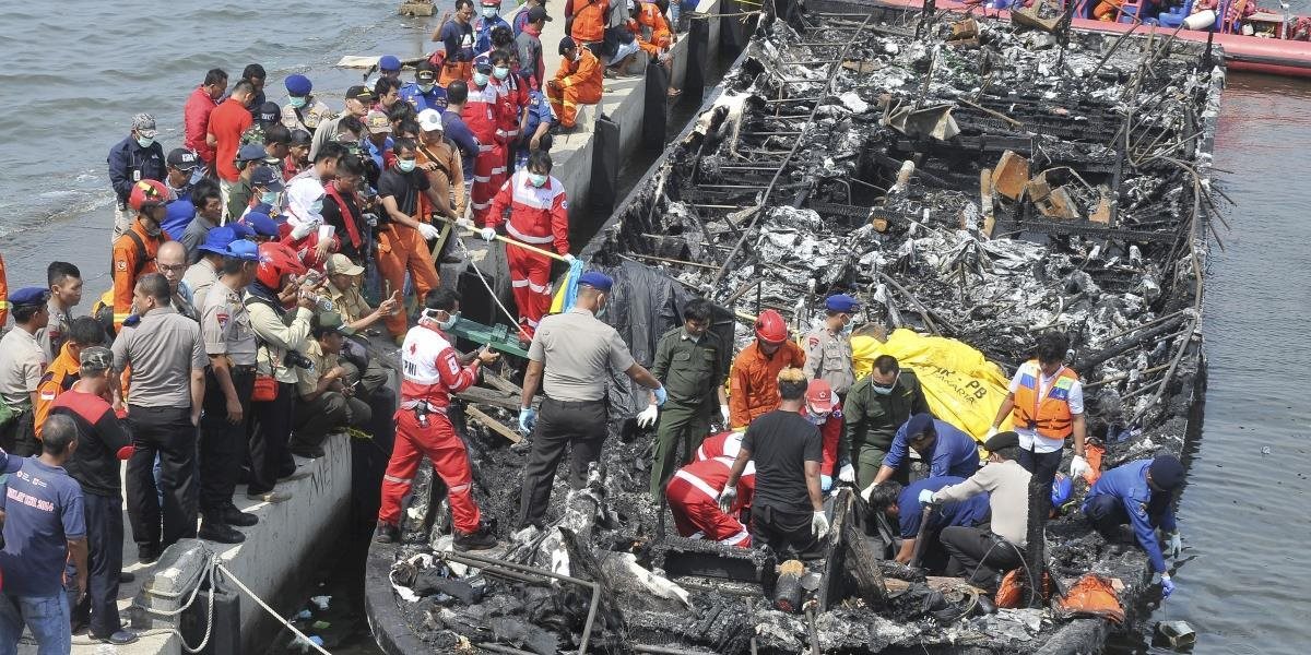 Indonézska polícia zatkla kapitána trajektu, ktorý na Nový rok zachvátil požiar