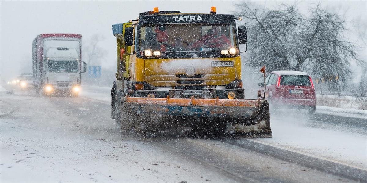 Vodiči pozor! Husté sneženie komplikuje dopravu v Trenčianskom kraji