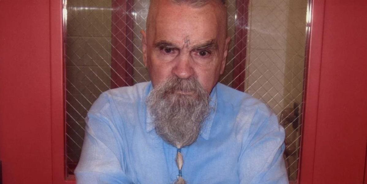 Známeho zločinca Charlesa Mansona museli previezť do nemocnice