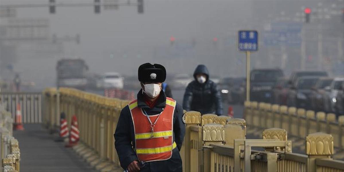 FOTO a VIDEO Peking trápi smog: Už druhý deň po sebe najvyššia výstraha