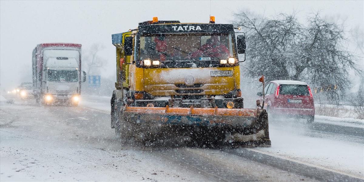 Situácia na cestách je mimoriadne komplikovaná, slabá dohľadnosť, poľadovica a snehové záveje