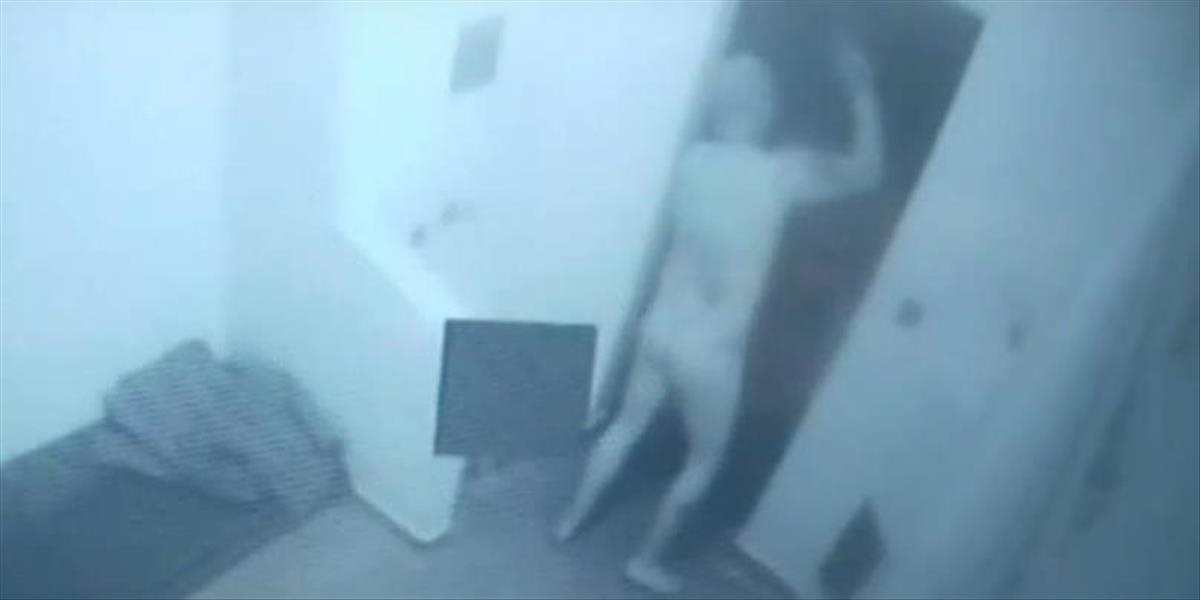 FOTO Muž mal vo dverách policajnej cely privreté prsty celú minútu, tri mu museli amputovať