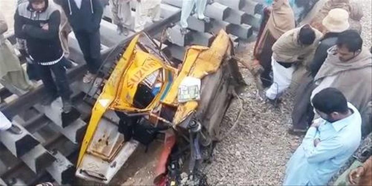VIDEO Nemali šancu: Vlak zmietol rikše z koľajníc, najmenej sedem mŕtvych detí