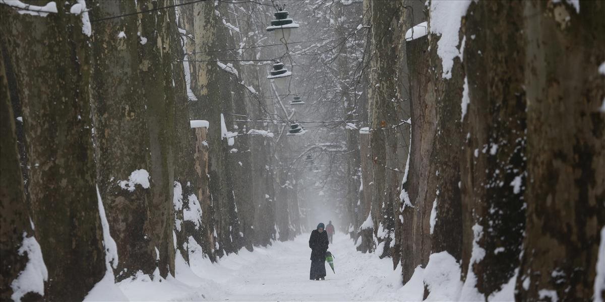 Viac ako 70 obcí na Ukrajine je kvôli sneženiu a vetru bez elektrickej energie