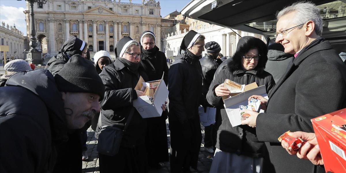 Vatikán sa v mrazoch stará o bezdomovcom, rozdáva teplé jedlo s spacáky