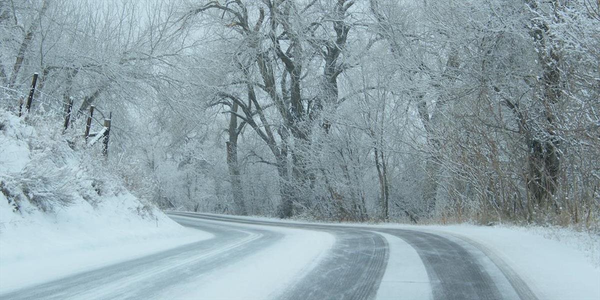 Vodiči pozor: Sneh naviaty na vozovky môže namŕzať