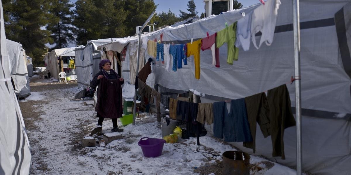 Európska komisia: V gréckych utečeneckých táboroch je neobhájiteľná situácia
