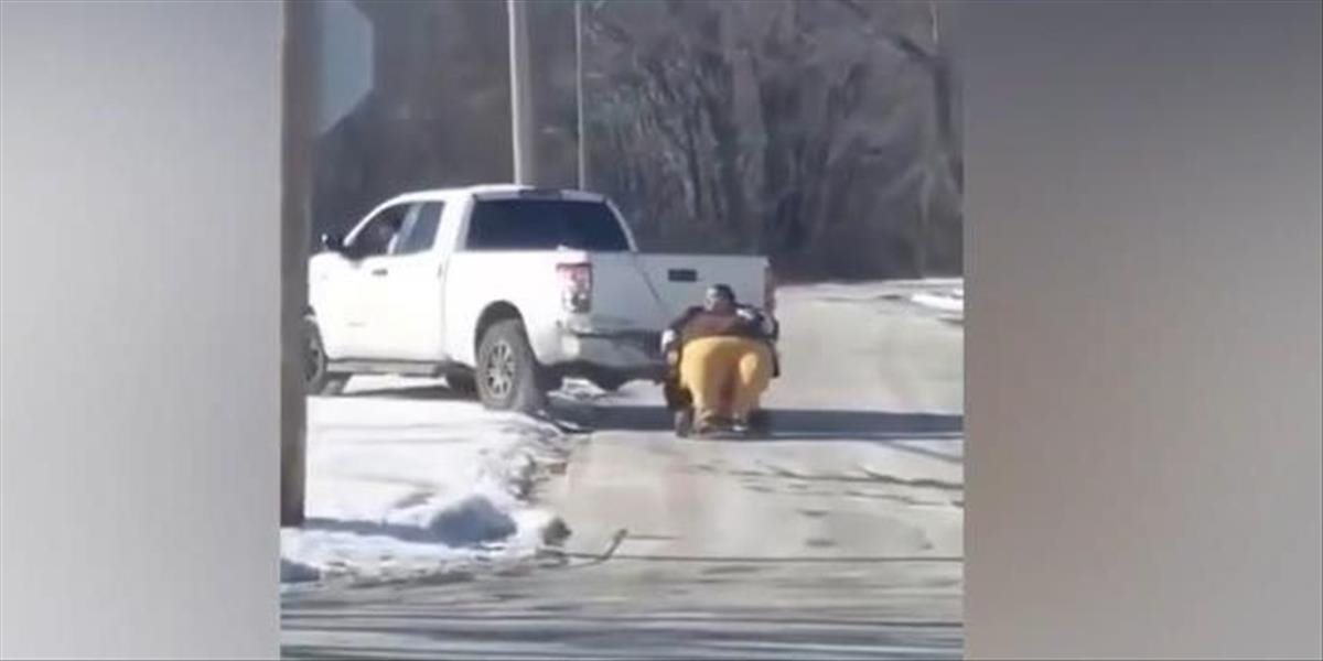 Šokujúce VIDEO Obéznu ženu ťahali za autom, pretože nedokázala nastúpiť
