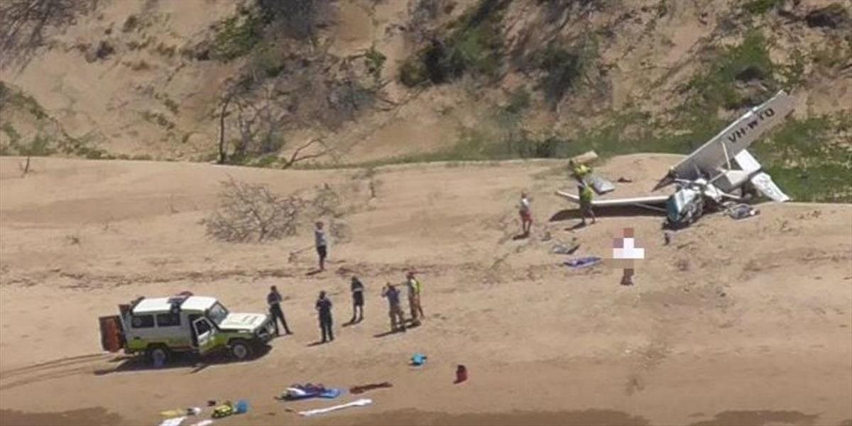 Na austrálskej pláži v Queenslande havarovalo lietadlo s turistami