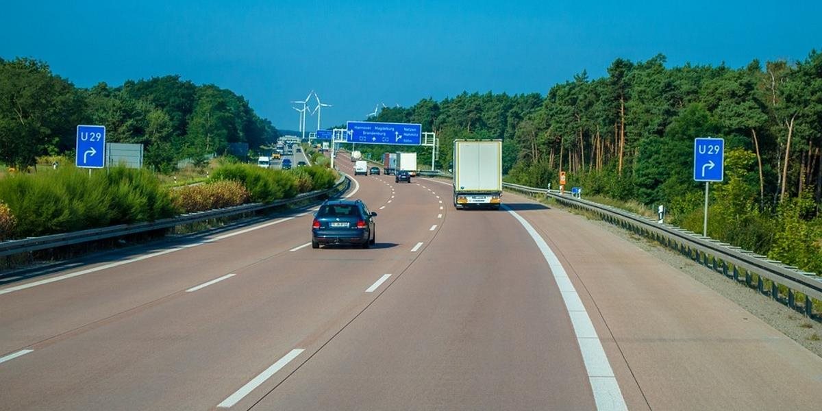Maďarskú diaľnicu M6 do Budapešti zablokovala hromadná havária