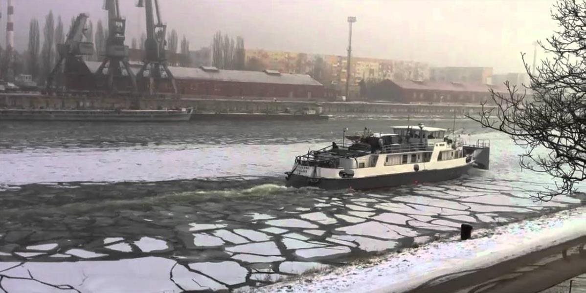 Vodohospodári nasadili na zamrznutý Dunaj ľadoborce