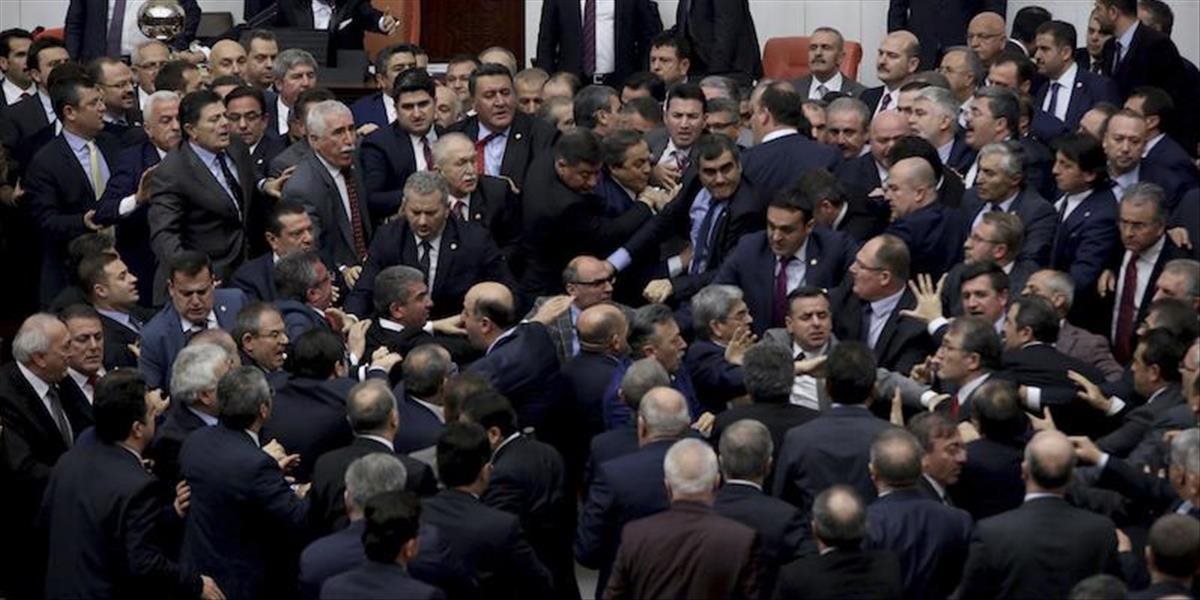 Pre Erdoganove právomoci došlo v parlamente k potýčkam