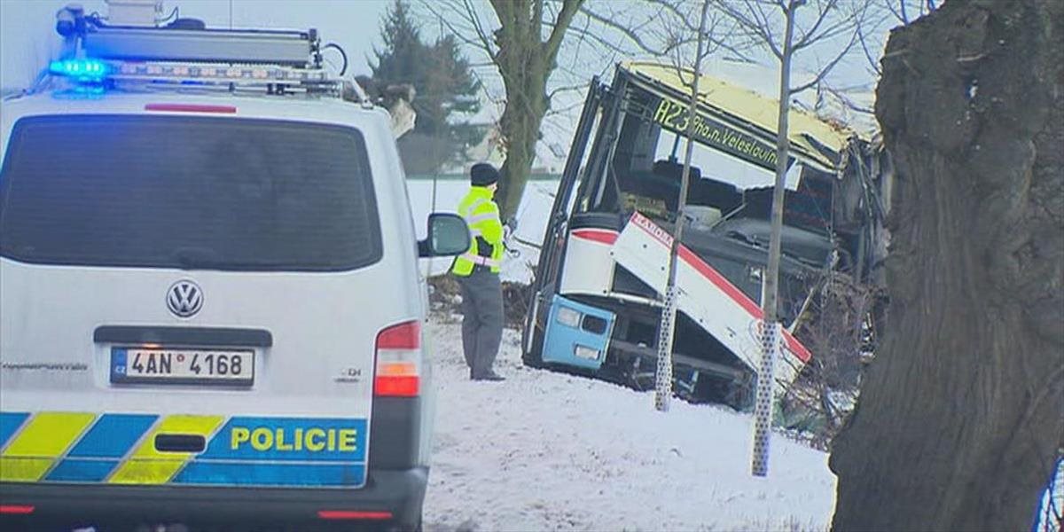 Pri nehode autobusu neďaleko Prahy zomrela žena, sedem osôb sa zranilo