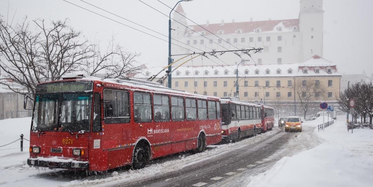 Bratislava: Pre sneh meškajú spoje MHD