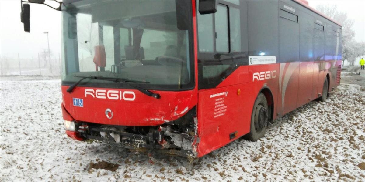 Ranná nehoda autobusu v Bratislave si vyžiadala troch ľahko zranených