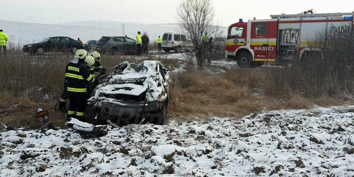 FOTO a VIDEO Tragická nehoda pri Rimavskej Sobote: Iba 17-ročný šofér dostal šmyk, zraneniam podľahol