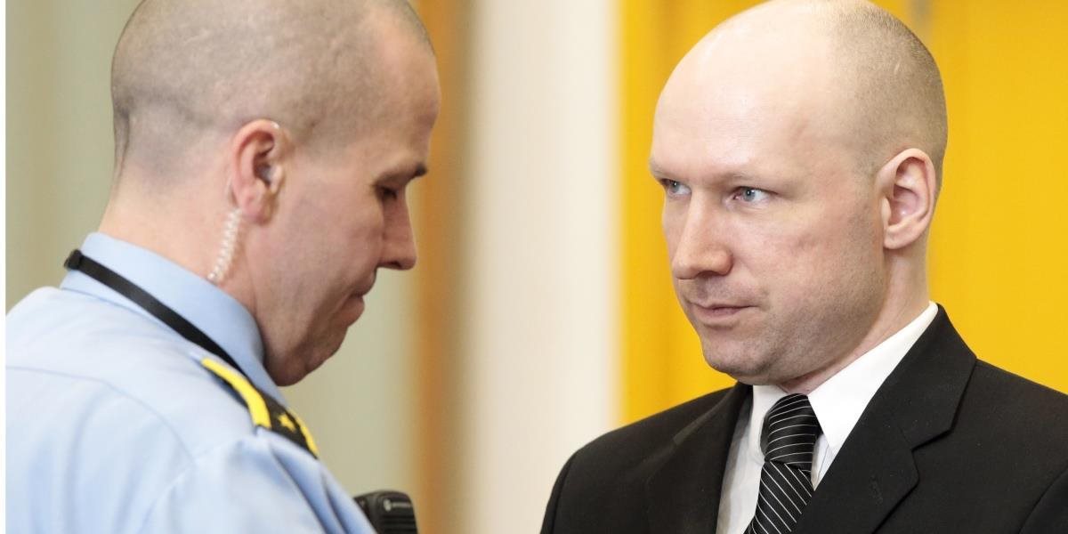 Masový vrah Breivik tvrdí, že ho izolácia ešte viac zradikalizovala